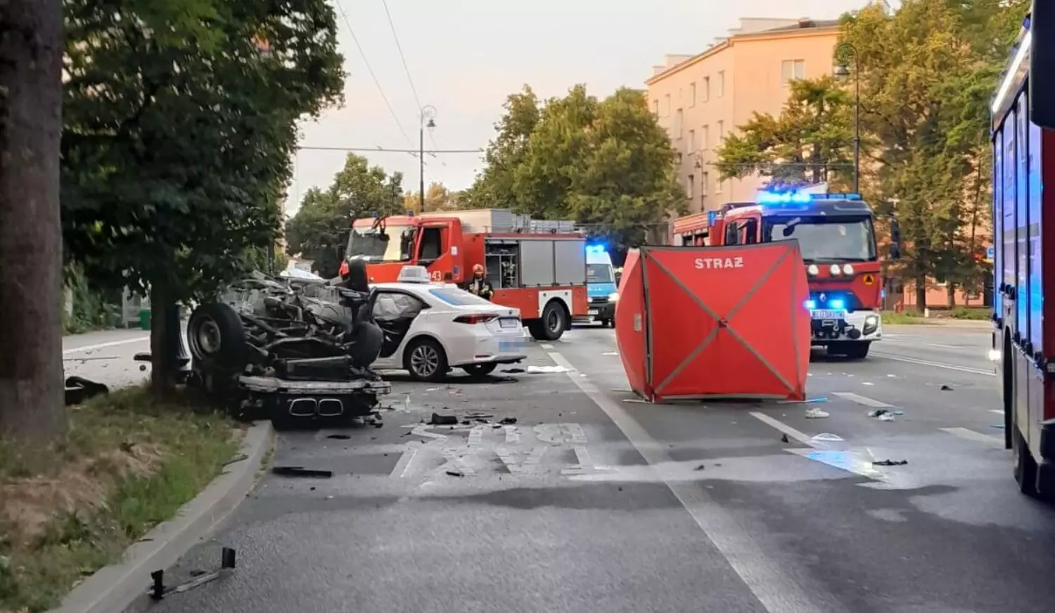 Funkcjonariusze podczas oględzin miejsca zdarzenia — ustalają dokładny przebieg wypadku i zabezpieczają ślady na potrzeby śledztwa.
