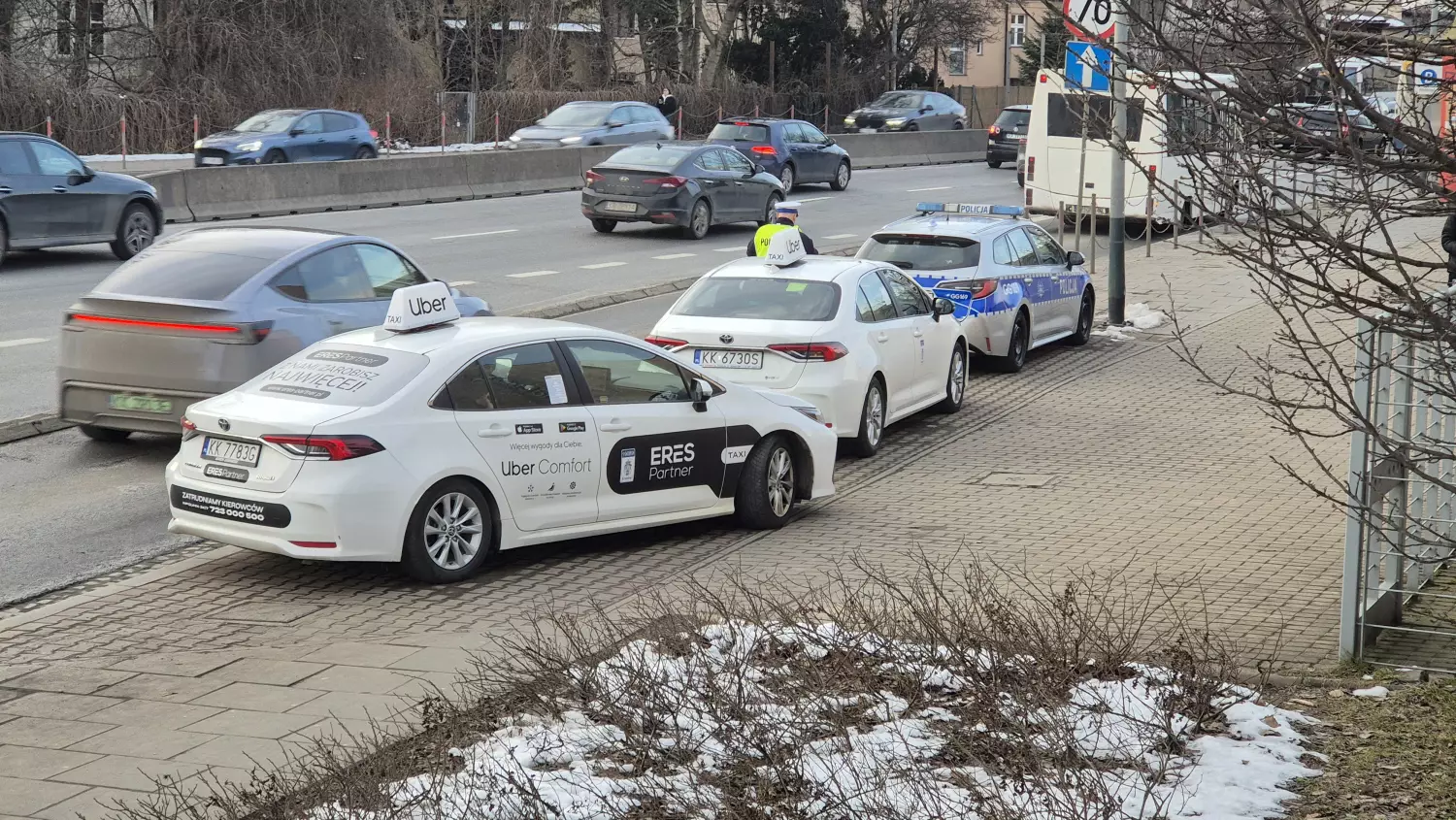 Kierowcy samochodów o napędzie elektrycznym w tym miejscu nie są przez policję zatrzymywani. Fot. autor