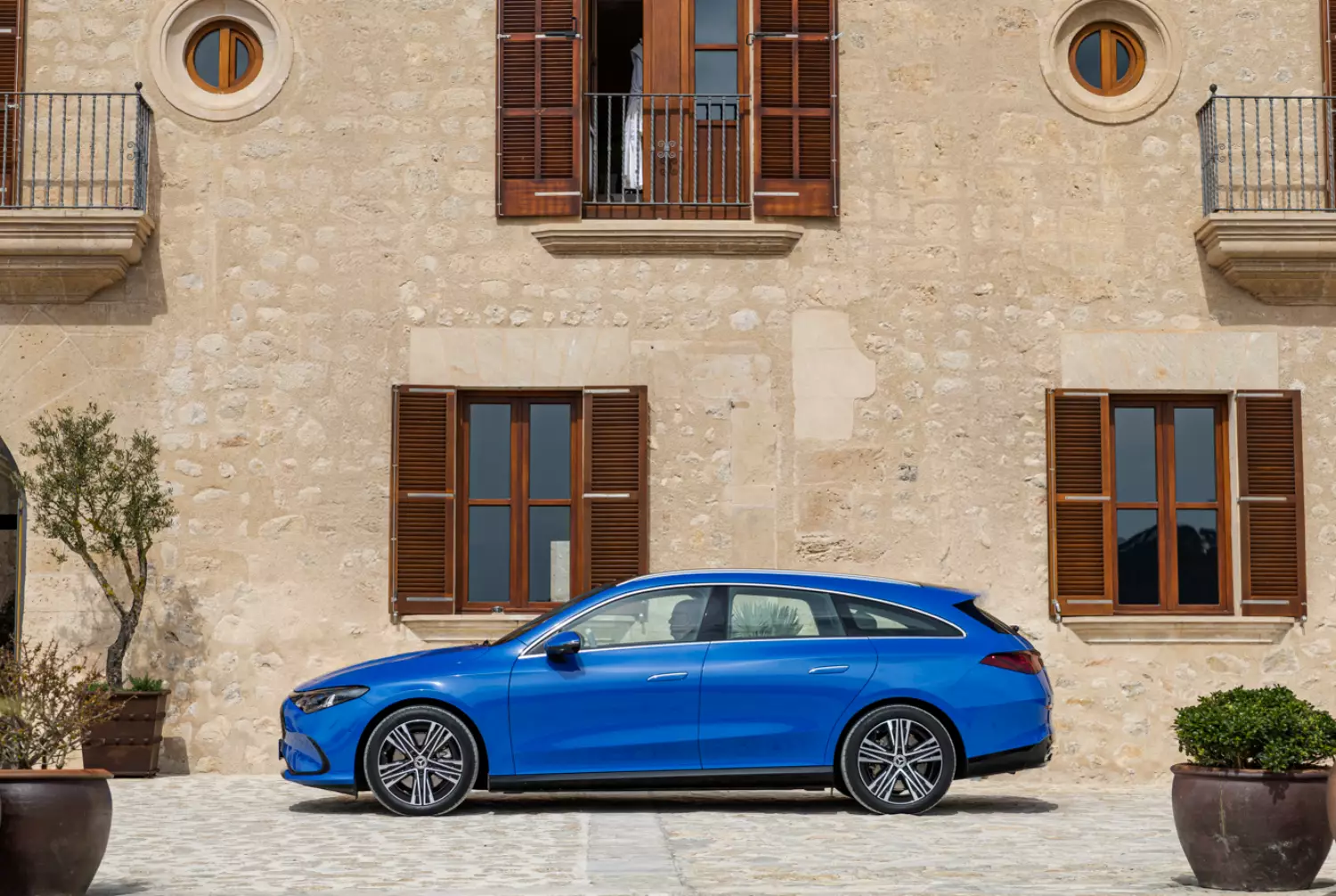 Jednym z najważniejszych atutów nowego CLA Shooting Brake jest jego wydajność: • Zasięg do 769 km (WLTP) • Ładowanie: nawet 320 km w 10 minut • Zużycie energii: 15,0–12,7 kWh/100 km • Emisja CO₂: 0 g/km Takie parametry zapewniają wysoką użyteczność zarówno w codziennej jeździe, jak i podczas dłuższych podróży.
