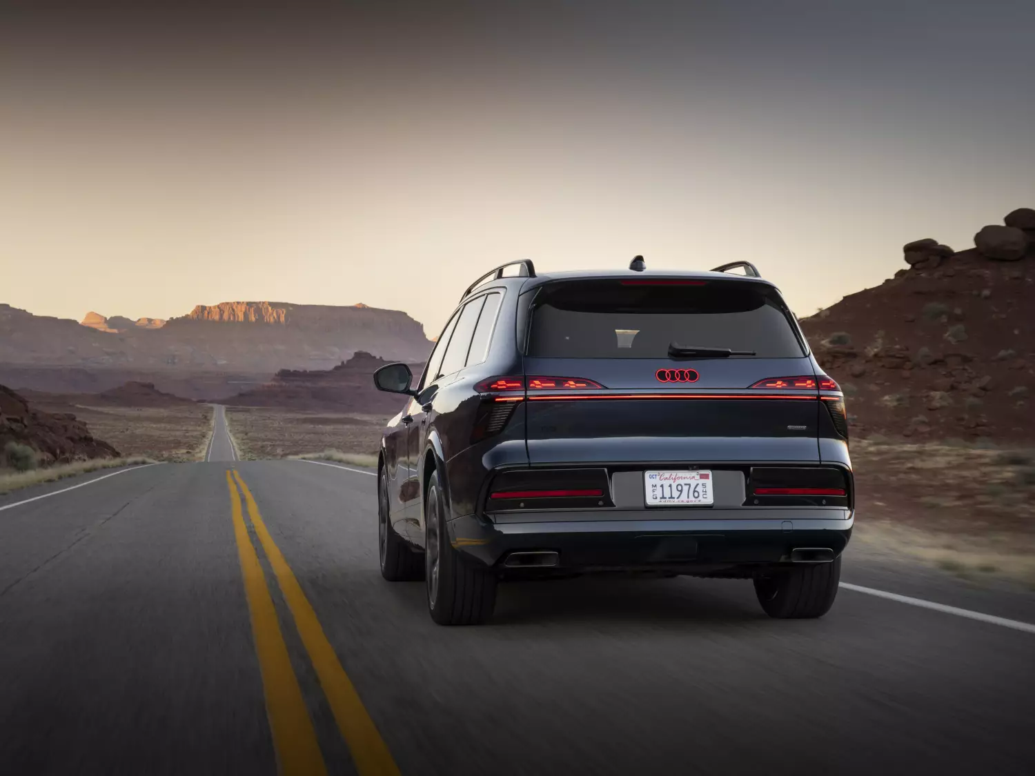 Cena Audi Q9 TDI quattro 180 kW tiptronic rozpoczyna się od 516 600 zł. Pierwsze egzemplarze mają trafić do polskich salonów przed końcem 2026 roku.