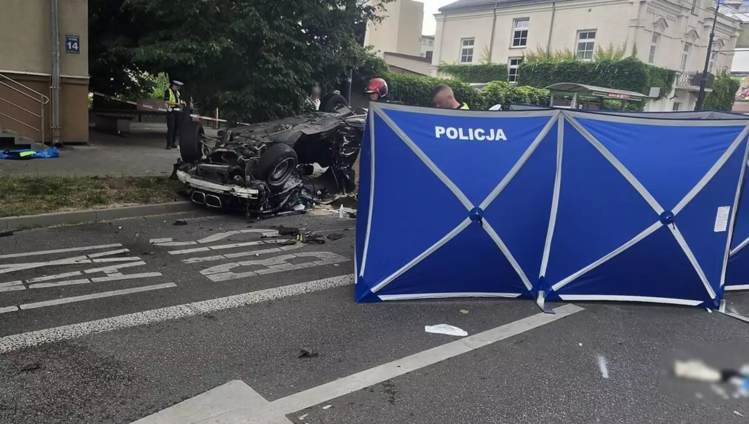 Służby ratunkowe na miejscu zdarzenia: strażacy, ratownicy medyczni i policjanci zabezpieczają teren wypadku. Zdjęcia: policja