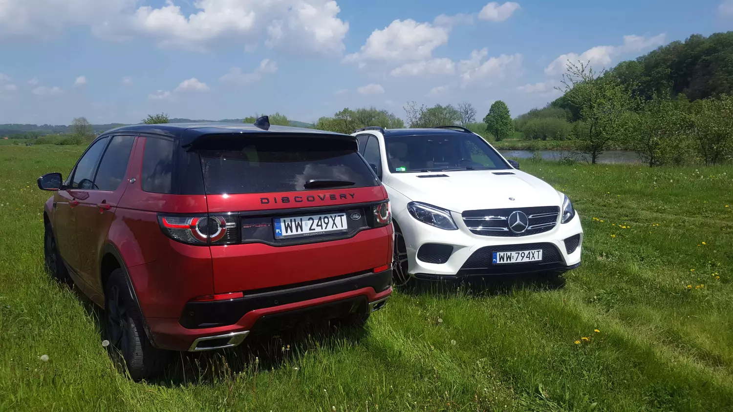 ford discovery czerwony na tle jeziora