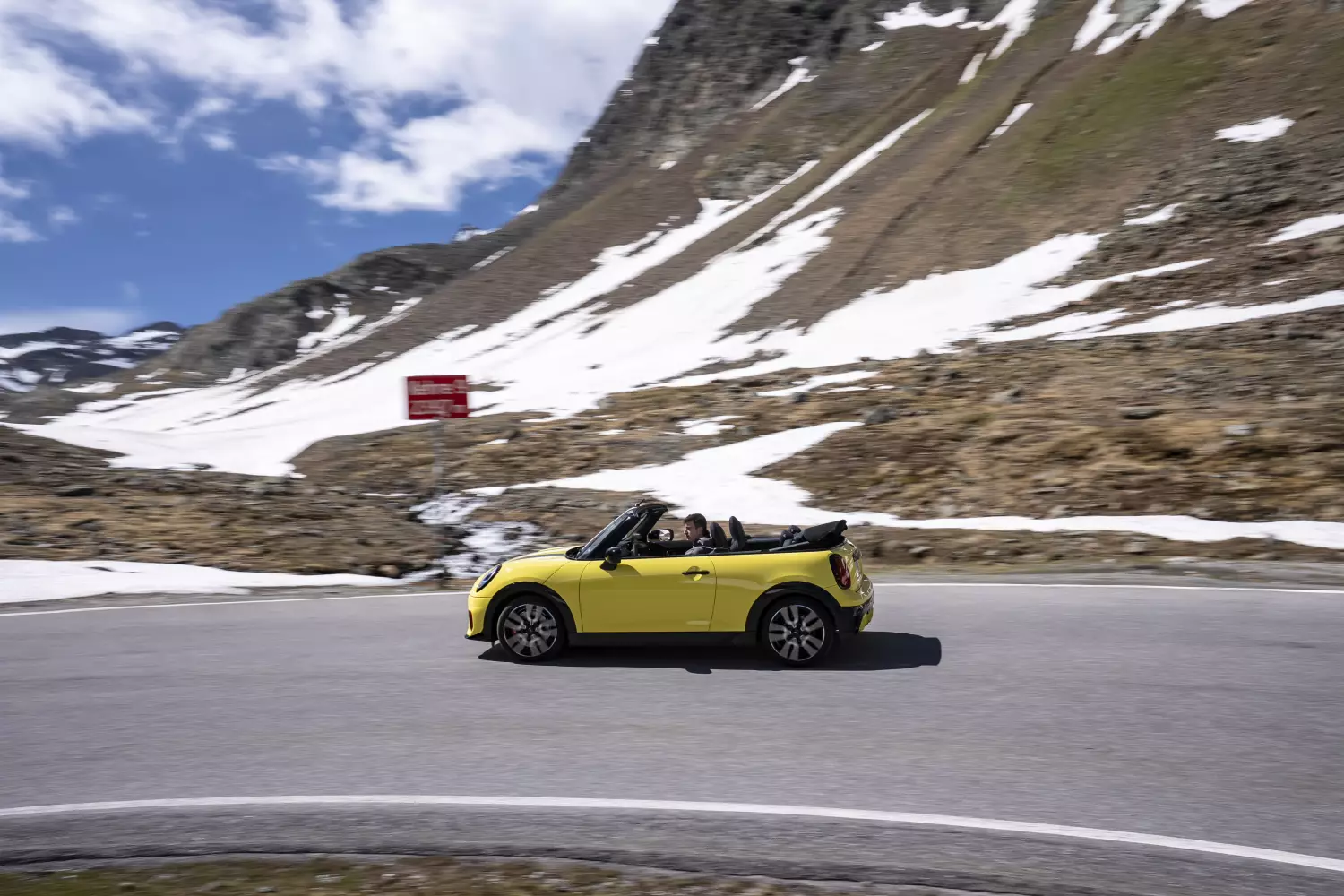2. Otwarty dach zmienia charakter podróży - MINI JCW Convertible pokazuje pełnię swoich możliwości na górskich przełęczach.