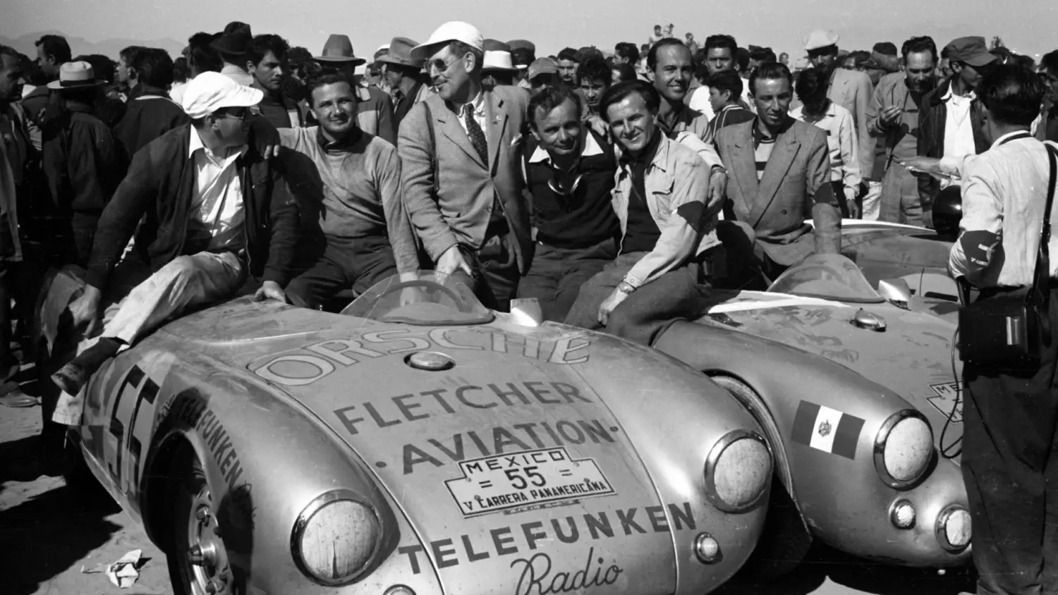 Carrera Panamericana 1954. Od lewej: Herbert Linge, Hans Herrmann, Huschke von Hanstein i Jaroslav Juhan obok modelu Type 550 Spyder, Porsche AG