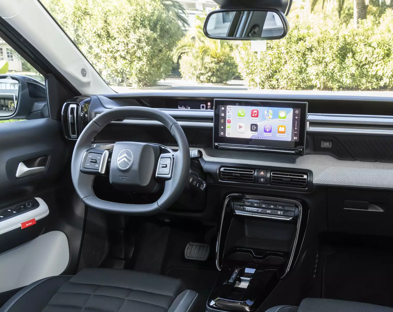Citroen C3 Aircross oferuje wyraźnie więcej miejsca dla pasażerów i bagażu. Wyższa pozycja za kierownicą poprawia widoczność, a bardziej przestronna kabina zwiększa komfort podczas dłuższych tras. Modułowe wnętrze pozwala lepiej dopasować przestrzeń do aktualnych potrzeb, dlatego model często wybierają kierowcy podróżujący z rodziną.