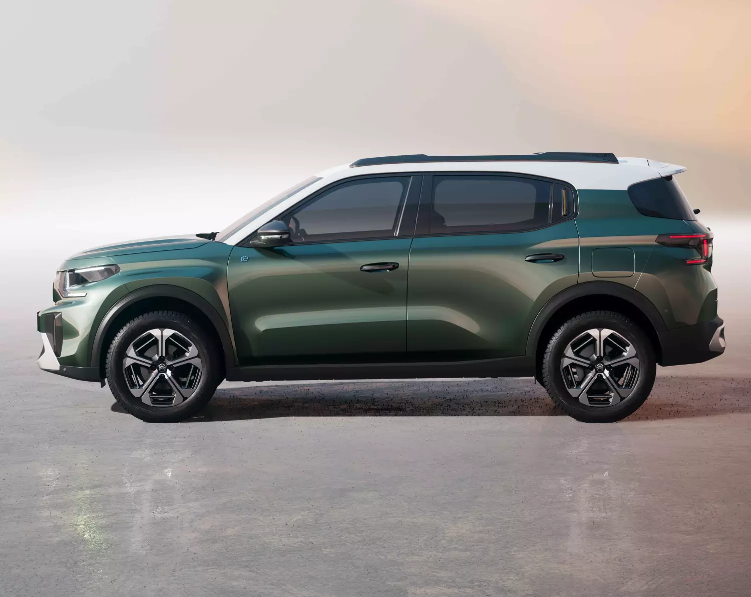 Citroen C3 Aircross prezentuje zupełnie inne podejście. Po modernizacjach przeprowadzonych w 2021 i 2024 roku zyskał bardziej masywną sylwetkę, relingi dachowe oraz stylistykę nawiązującą do segmentu SUV. Wyższa pozycja za kierownicą i zwiększony prześwit poprawiają komfort codziennej jazdy, szczególnie na nierównych drogach oraz podczas dalszych podróży.