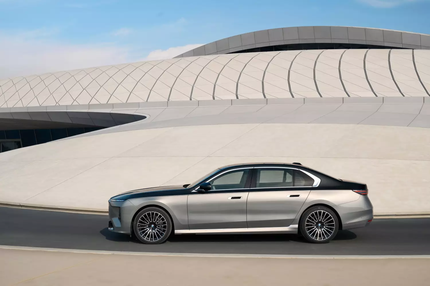 lagowy model BMW jako pierwszy w gamie otrzymuje nowy język stylistyczny marki – zapowiedź tego, jak będą wyglądać kolejne Bayerische auta.