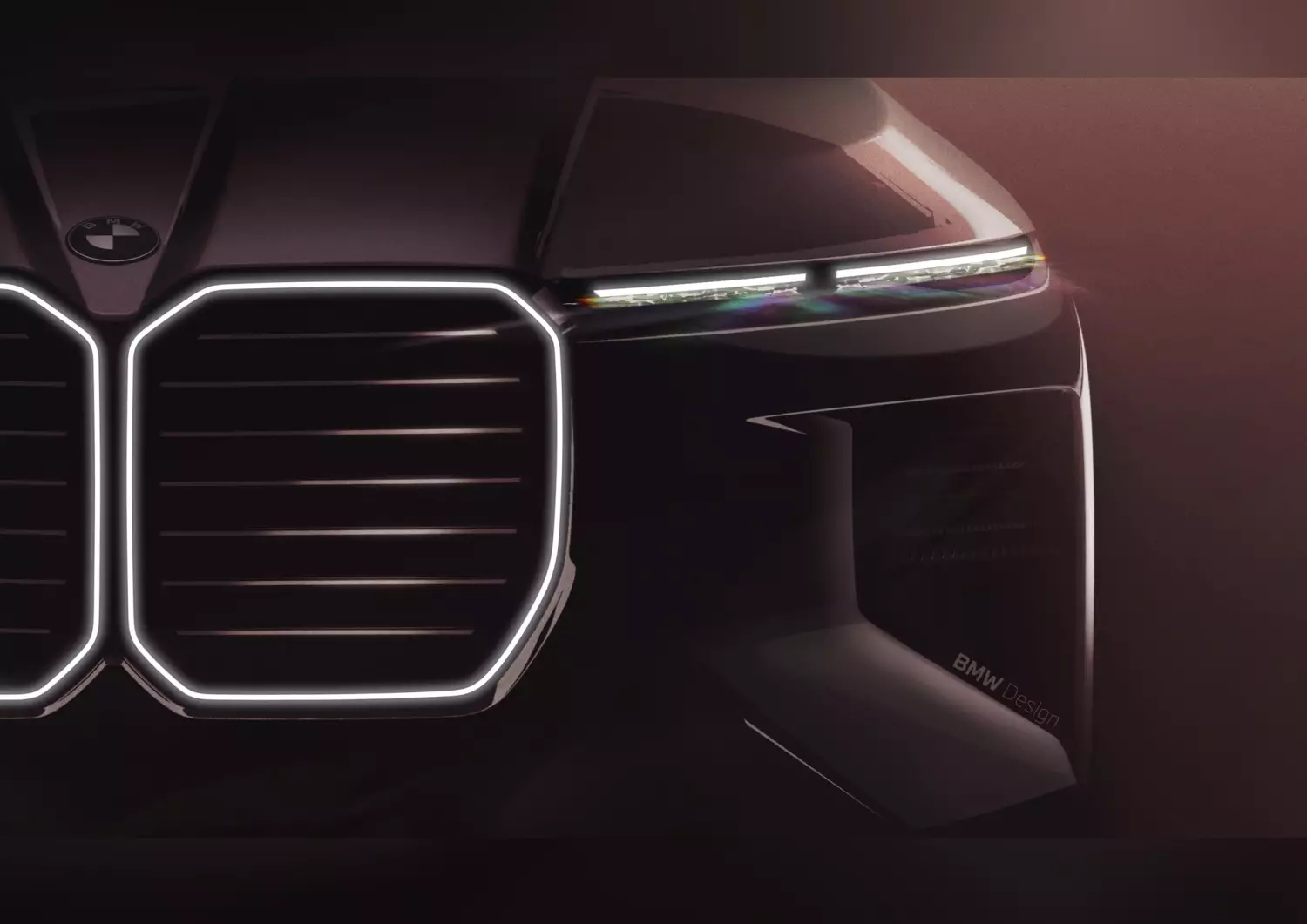 Przód nowego BMW serii 7 robi wrażenie. Przeprojektowany grill i ultrasmukłe reflektory nadają limuzynie niemal nieprzeniknionym, oceniającym spojrzeniem.