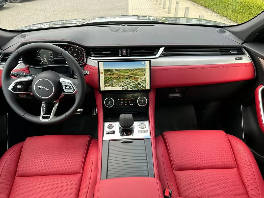 Używany JAGUAR F-Pace F-Pace 2.0 P250 mHEV AWD R-Dynamic SE 249 KM